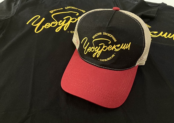 Нанесение логотипов "Чебурекми" на футболки и кепки заказчика
