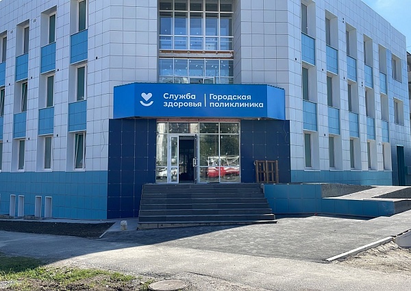 Изготовление и монтаж вывески для городской поликлиники
