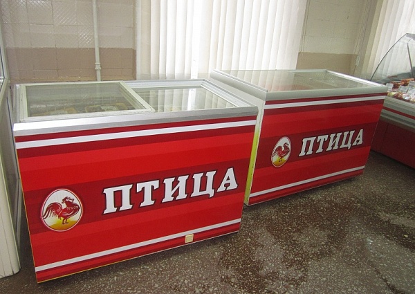 Оформление магазина Птица в Карпинске, оформление холодильников
