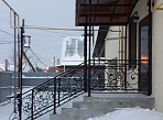 Изготовление и монтаж кованого козырька и поручней 