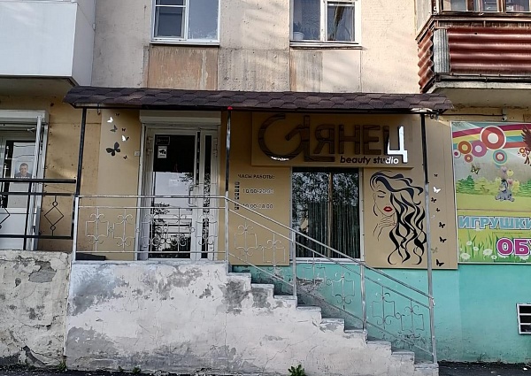 Обшивка фасада композитом, изготовление и монтаж короба для букв, монтаж букв заказчика для студии красоты "Глянец"