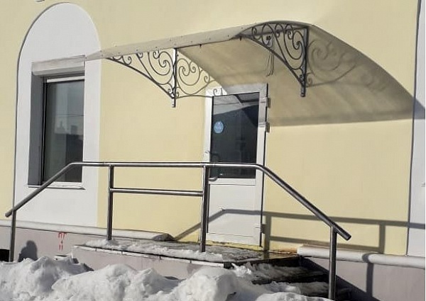 Изготовление и монтаж кованого козырька для магазина, г. Краснотурьинск