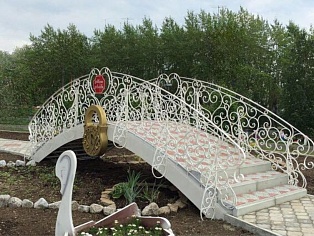 Кованные мост и ротонда в парк