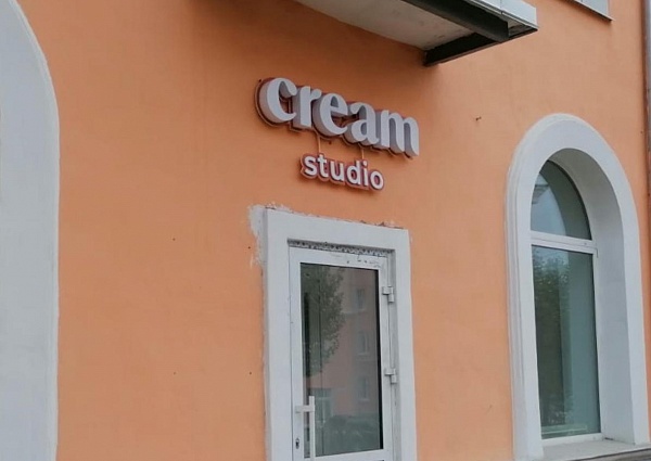 Изготовление и монтаж световой вывески "CREAM studio", г. Краснотурьинск