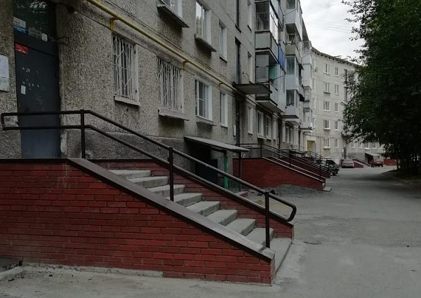 Изготовление и монтаж поручней для УК "Ресурс", г. Краснотурьинск