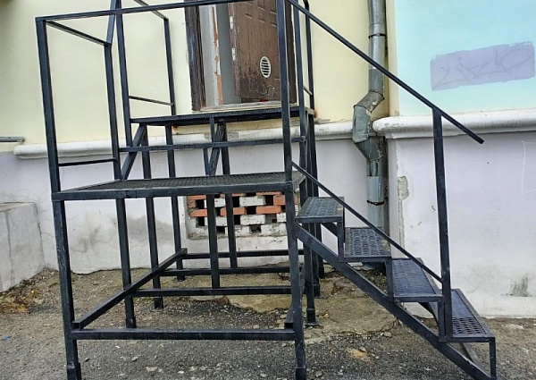 Изготовление и монтаж крыльца из металла для магазина "Гастроном", Краснотурьинск