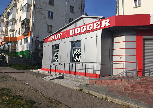Вывески "NY coffee" и "HOT DOGGER"