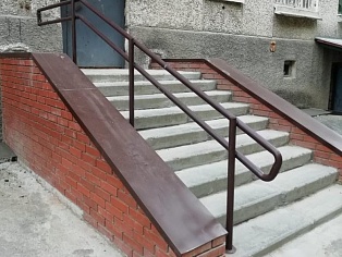 Изготовление и монтаж поручней для УК "Ресурс", г. Краснотурьинск