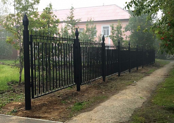 Изготовление и монтаж забора  в парке имени Юрия Гагарина,  Краснотурьинск