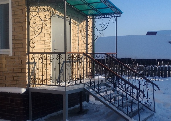 Кованные перила, лестница, козырек с сотовым поликарбонатом