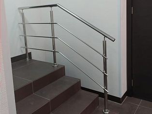 Изготовление и монтаж поручней из нержавеющей стали для косметологии "Центральная", Краснотурьинск 