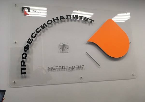 Изготовление и монтаж интерьерных вывесок и табличек для Краснотурьинского колледжа искусств, Краснотурьинс