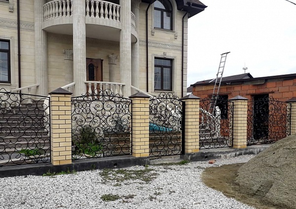 Изготовление и монтаж кованого забора и калитки в частном доме, Краснотурьинск