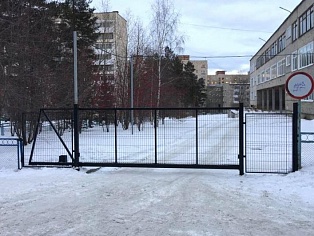 Изготовление и монтаж откатных ворот и калитки из 3Д сетки для школы №19, г. Краснотурьинск
