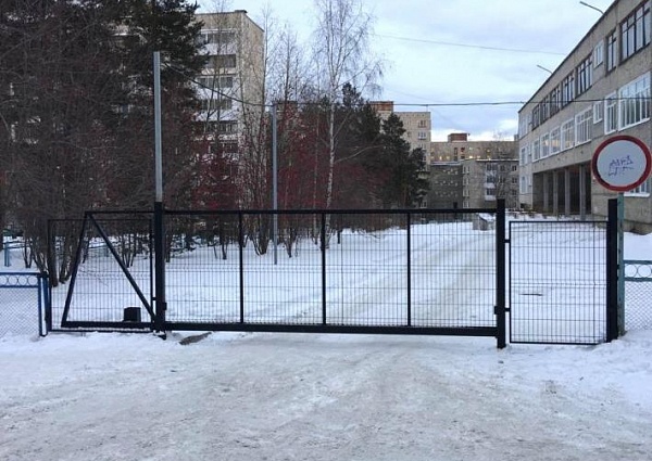 Изготовление и монтаж откатных ворот и калитки из 3Д сетки для школы №19, г. Краснотурьинск