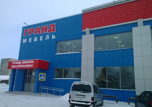 Изготовление и монтаж вывески на вентфасад Гранд мебель г. Краснотурьинск