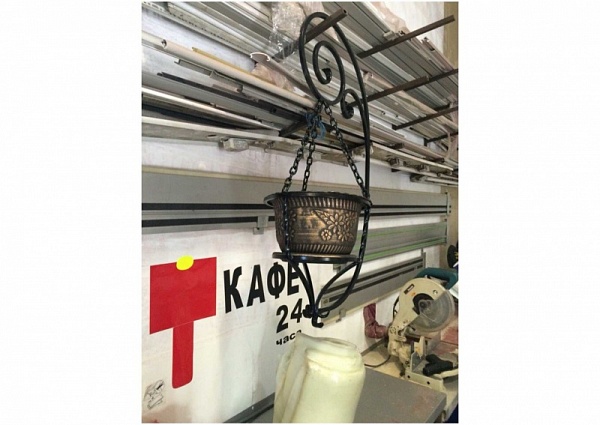 Кашпо художественная ковка