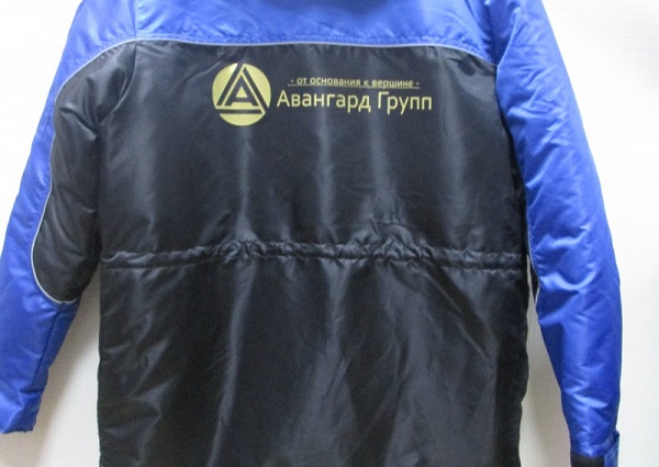 Нанесение фирменного логотипа на форму 