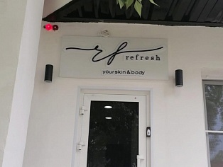 Изготовление и монтаж вывески для студии "Refresh", Краснотурьинск