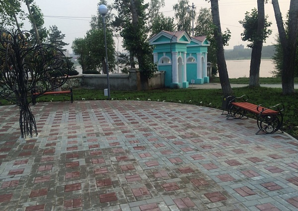 инсталяция кованное дерево для влюбленных